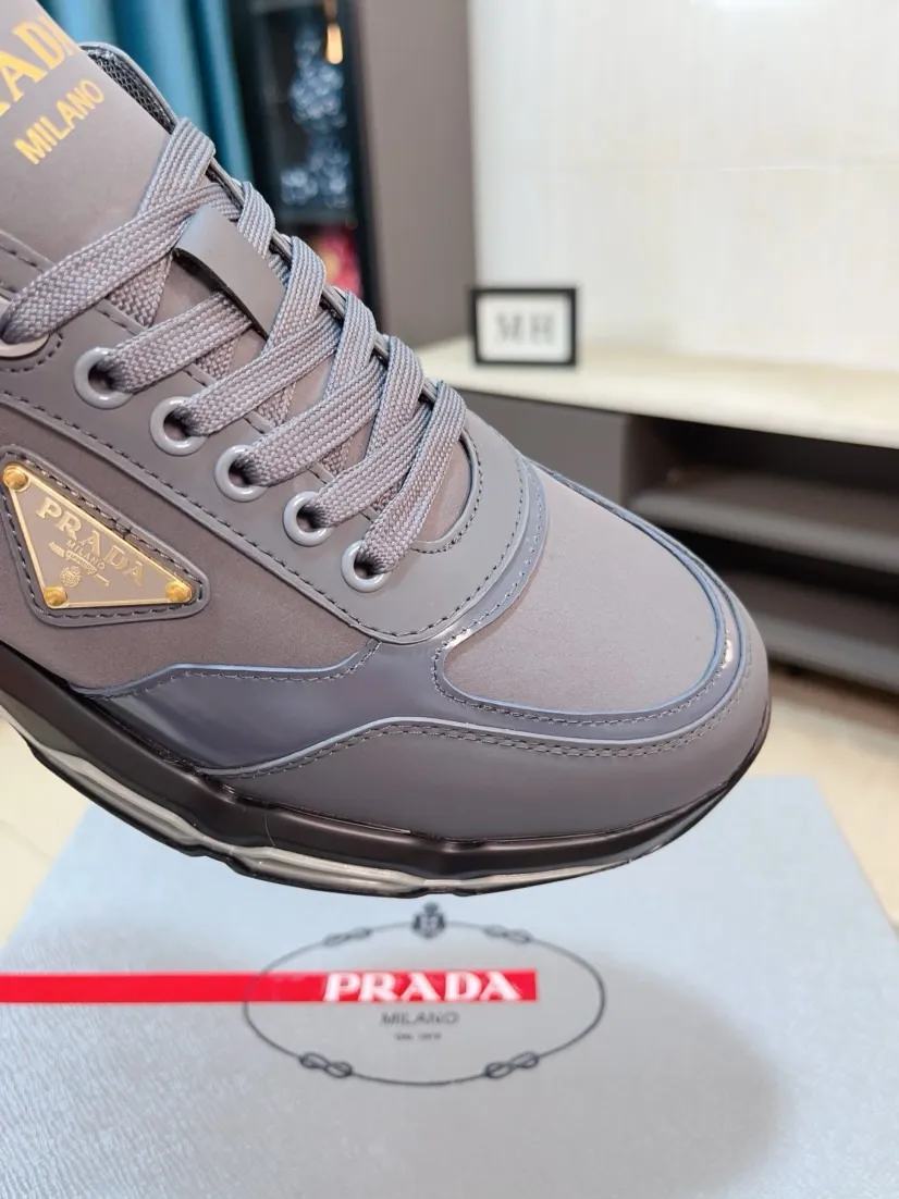 Men's shoes 💰660🌹🌹High-quality new Prada counters are launched simultaneously. The new men's shoes and 😘fabrics are selected from imported mesh and glue-spraying technology. Imported cowhide lining. 👍🏿High-end☄️Open-molded non-slip rubber outsole, exquisite lines, simple and elegant, comfortable and high-end for leisure travel. Code number: 38 to 44